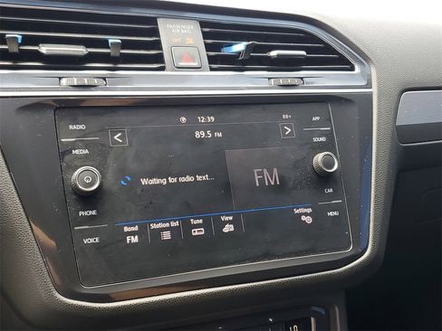 Used 2020 Volkswagen Tiguan SE image 23