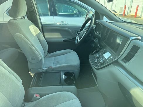 Used 2015 Toyota Sienna LE FWD image 10