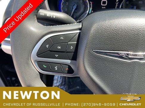 Used 2022 Chrysler Pacifica Touring-L FWD image 13