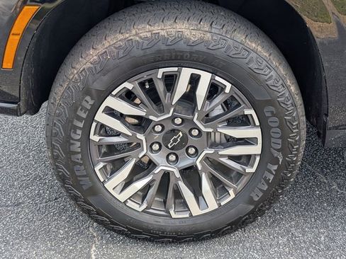 Used 2025 Chevrolet Tahoe Z71 w/ Comfort Package image 13