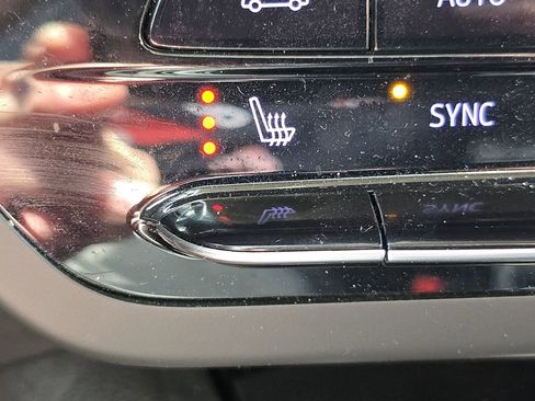 Used 2023 Buick Envision Essence AWD/4WD image 11