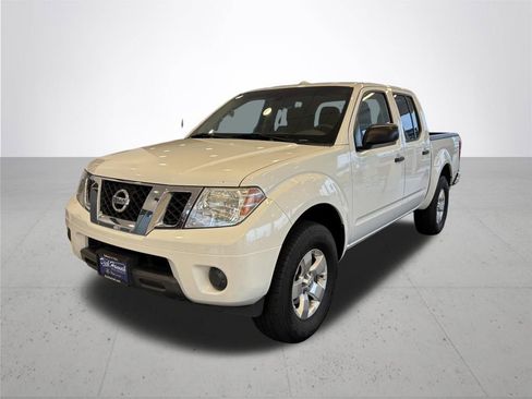 Used 2013 Nissan Frontier SV AWD/4WD image 2