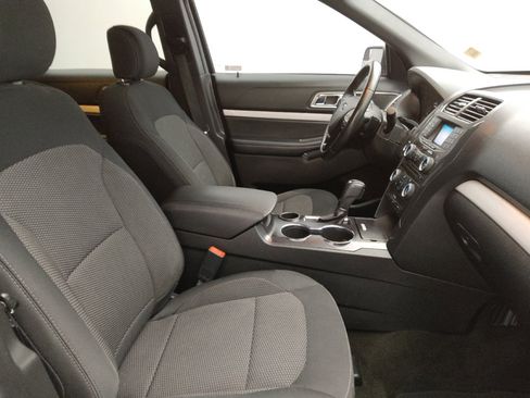 Used 2017 Ford Explorer XLT FWD image 21