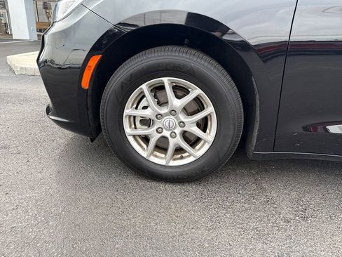 Used 2025 Chrysler Pacifica Select image 30