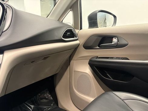 Used 2023 Chrysler Pacifica Touring-L FWD image 22
