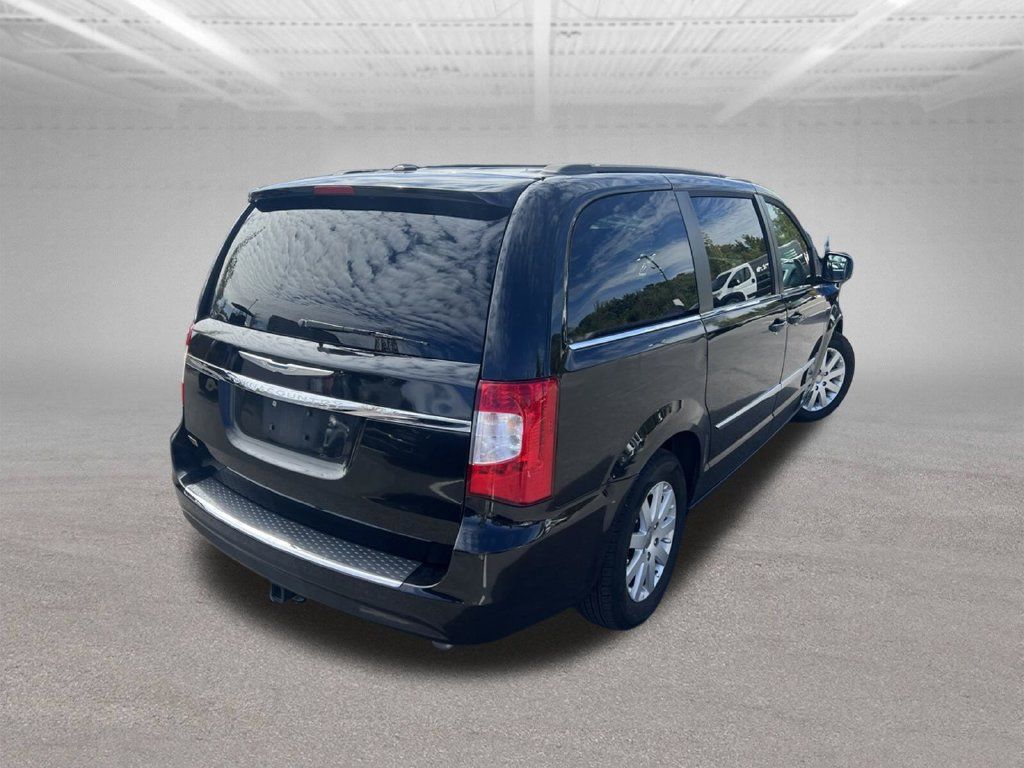 Used 2014 Chrysler Town & Country Touring FWD image 8
