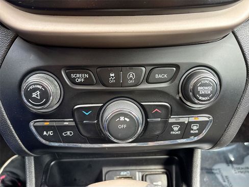 Used 2017 Jeep Cherokee Latitude w/ Cold Weather Group AWD/4WD image 15
