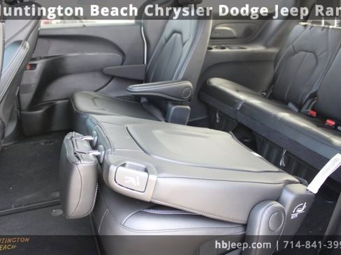 Used 2026 Chrysler Pacifica Select image 47