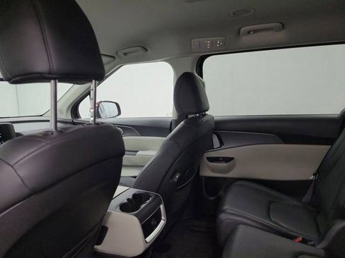 Used 2024 Kia Carnival LX FWD image 13