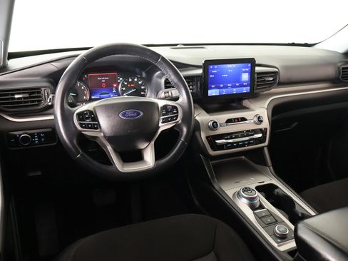 Used 2023 Ford Explorer XLT AWD/4WD image 2