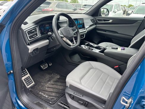 Used 2025 Volkswagen Atlas Cross Sport SEL R-Line AWD/4WD image 6