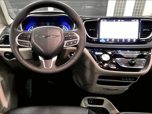 Used 2024 Chrysler Pacifica Select image 8