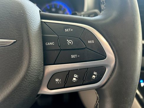 Used 2022 Chrysler Pacifica Touring-L FWD image 17
