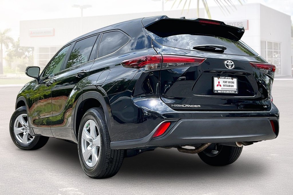 Used 2025 Toyota Highlander LE FWD image 31