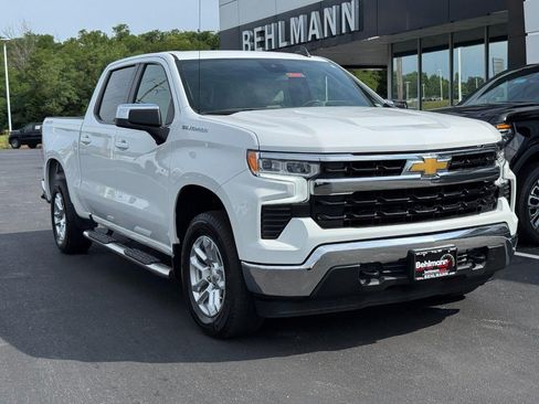 Used 2022 Chevrolet Silverado 1500 LT AWD/4WD image 2