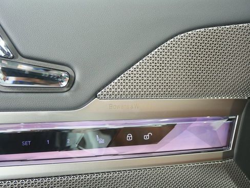 Certified 2025 BMW 740i image 9