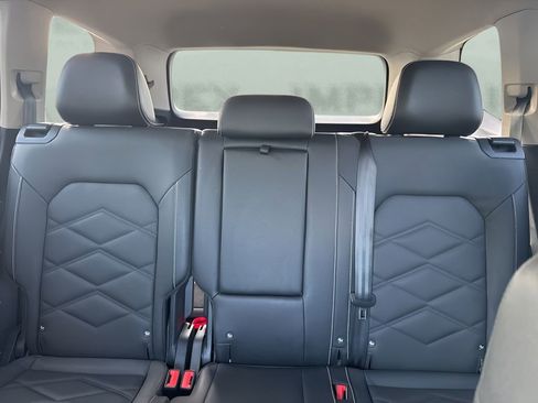 Used 2025 Volkswagen Atlas SE image 11