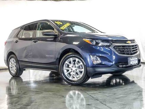 Certified 2019 Chevrolet Equinox LS w/ LS Convenience Package FWD image 2