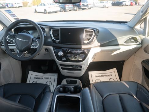 Used 2023 Chrysler Pacifica Touring-L image 27