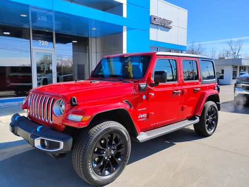 Used 2022 Jeep Wrangler Unlimited Sahara w/ Cold Weather Group image 30