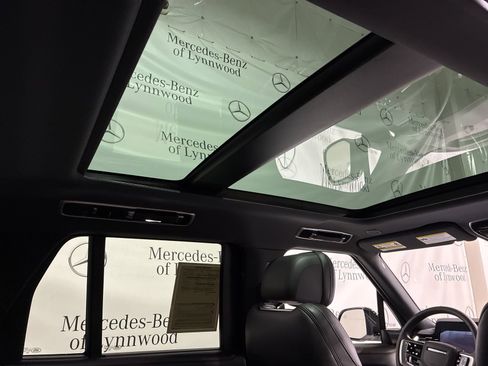 Used 2025 Land Rover Range Rover SE AWD/4WD image 14