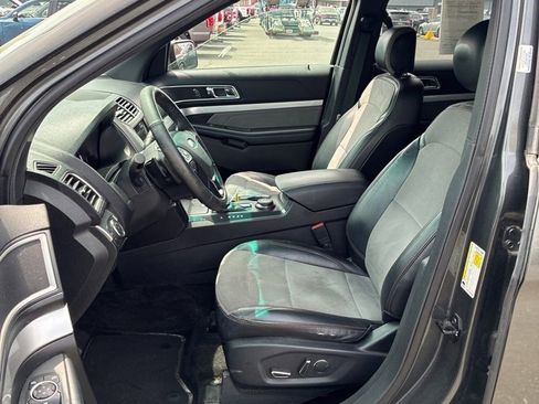 Used 2017 Ford Explorer XLT w/ Equipment Group 202A image 5