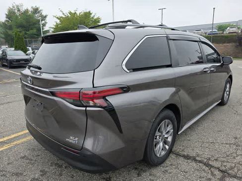 Used 2022 Toyota Sienna XLE AWD/4WD image 4