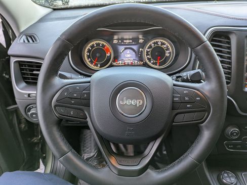 Used 2019 Jeep Cherokee Trailhawk w/ Comfort/Convenience Group image 17