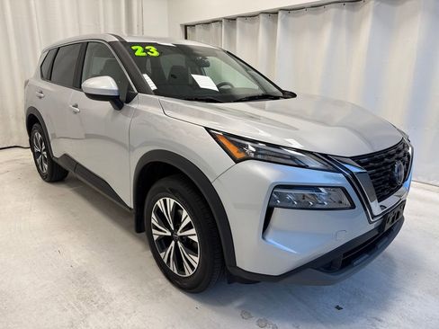 Used 2023 Nissan Rogue SV image 3