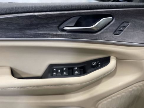 Used 2023 Jeep Grand Cherokee Limited w/ Black Appearance Package image 18