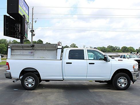 Used 2024 RAM 2500 Tradesman w/ Chrome Appearance Group AWD/4WD image 9
