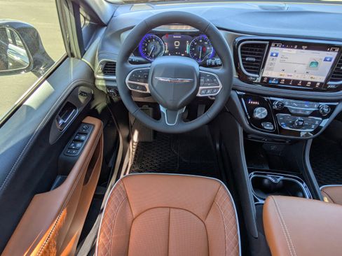New 2026 Chrysler Pacifica Pinnacle image 18