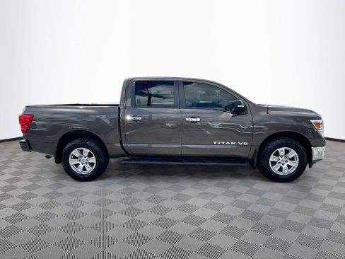 Used 2019 Nissan Titan SV w/ SV Convenience Package image 5