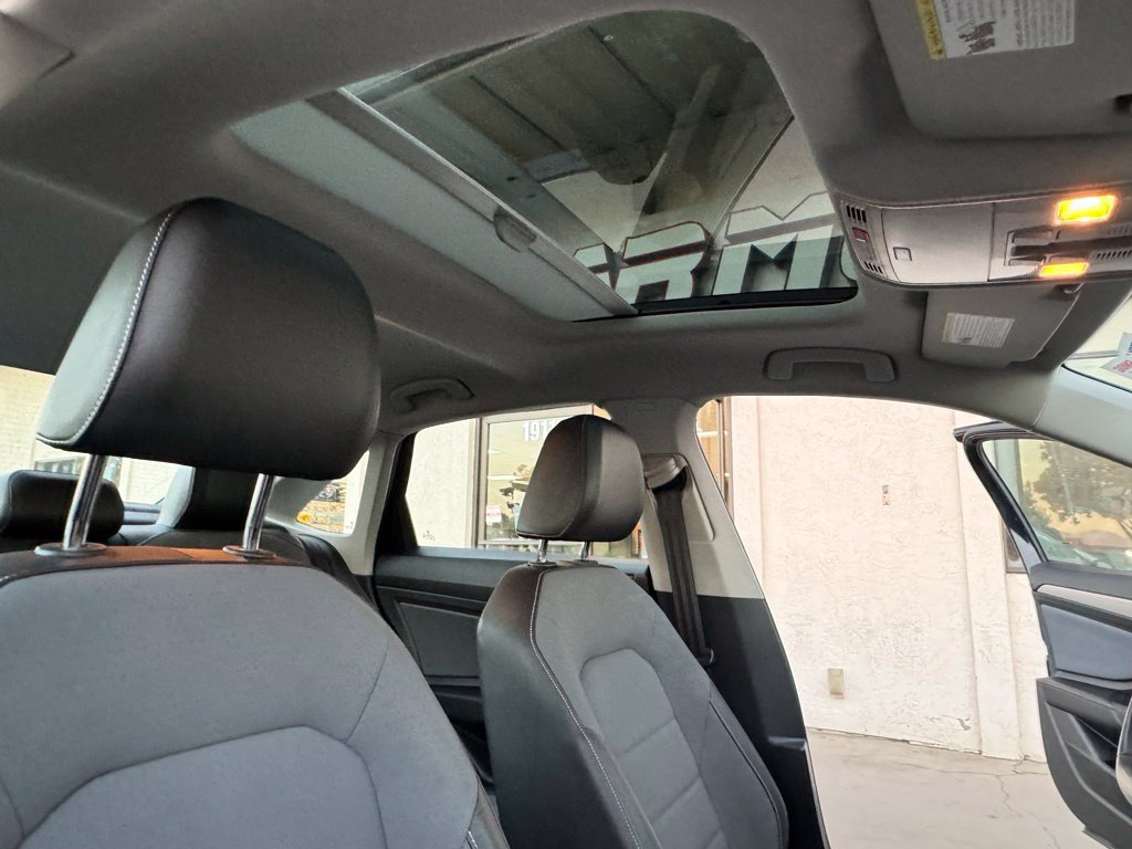 Used 2025 Volkswagen Jetta SE FWD image 21