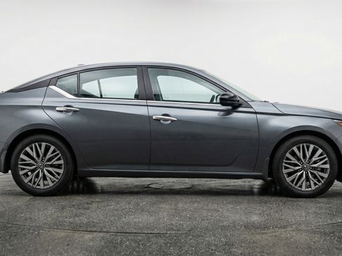 Used 2025 Nissan Altima 2.5 SV FWD image 11