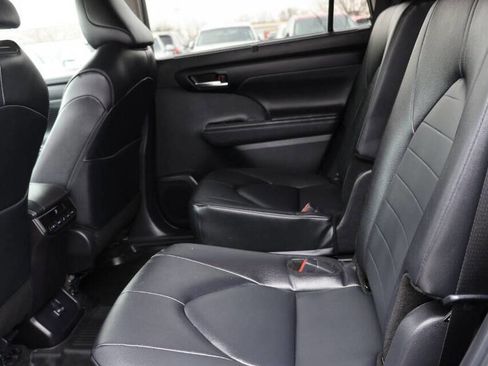 Used 2025 Toyota Highlander XLE image 18