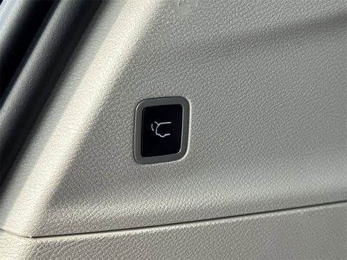 Used 2023 Chrysler Voyager LX image 16