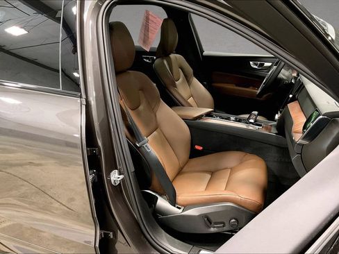 Certified 2025 Volvo XC60 T8 Plus w/ Climate Package AWD/4WD image 29