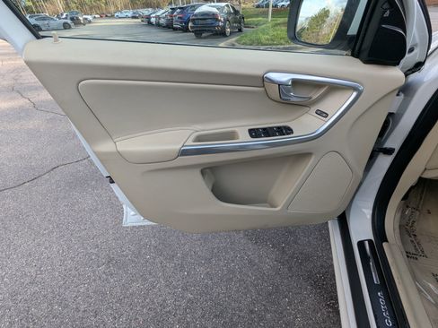 Used 2016 Volvo XC60 T5 Premier w/ Proximity Package image 17