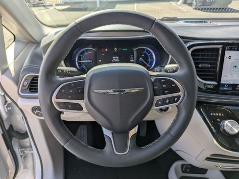 Used 2023 Chrysler Pacifica Touring-L FWD image 13