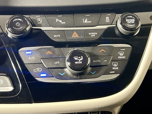 Used 2023 Chrysler Pacifica Touring-L FWD image 27