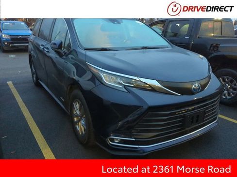 Used 2021 Toyota Sienna XLE image 1