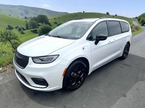 Used 2025 Chrysler Pacifica Premium FWD image 2