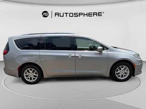 Used 2021 Chrysler Pacifica Touring-L FWD image 9