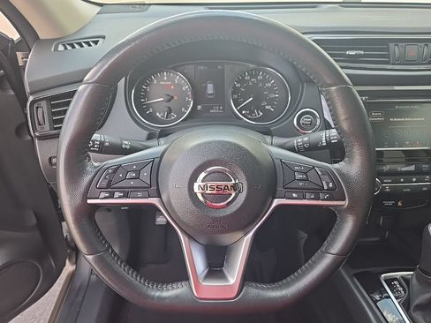 Used 2018 Nissan Rogue SV w/ Premium Package FWD image 16