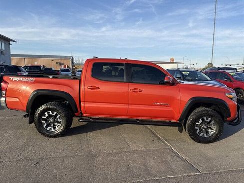 Used 2017 Toyota Tacoma TRD Off-Road w/ Tow Package (A/T) image 9