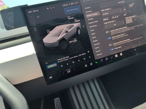 Used 2024 Tesla Cybertruck AWD Crew Cab image 32