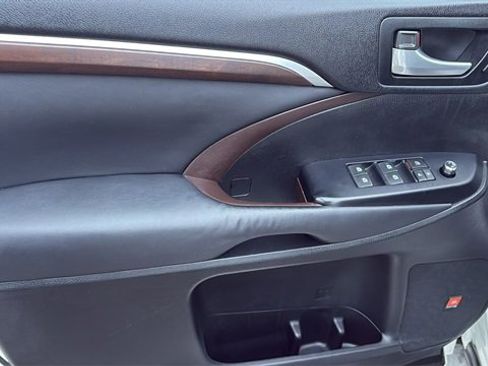 Used 2015 Toyota Highlander Limited image 22