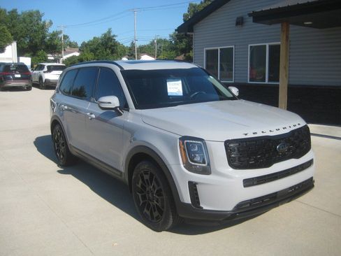 Used 2021 Kia Telluride EX w/ EX Premium Package AWD/4WD image 3