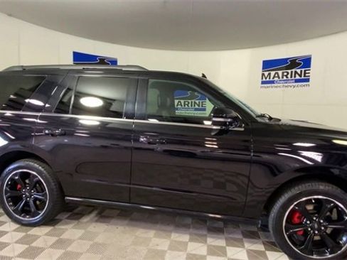 Used 2023 Ford Expedition Limited image 3